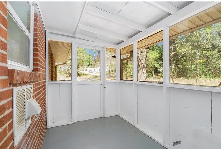 Screened Porch - 561 Northern Ave
