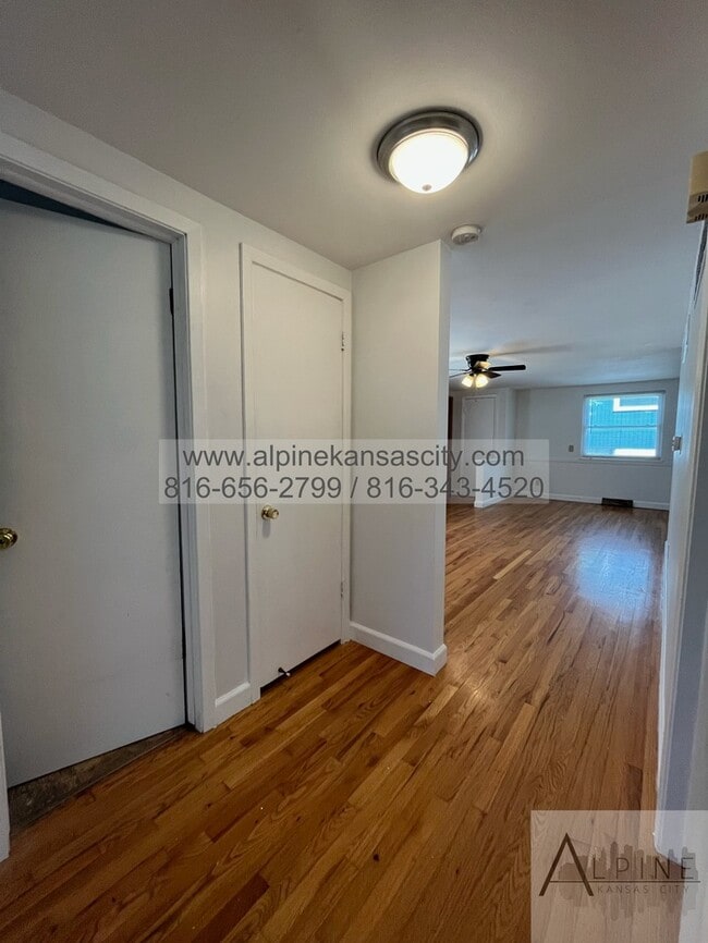 Building Photo - Ranch Home Near Gladstone!
