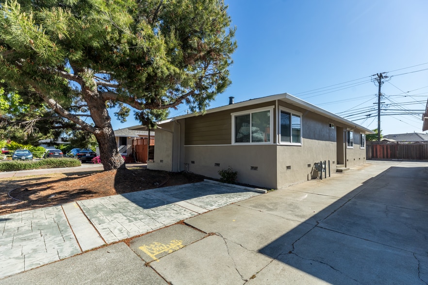 Building Photo - 2103 S Delaware St