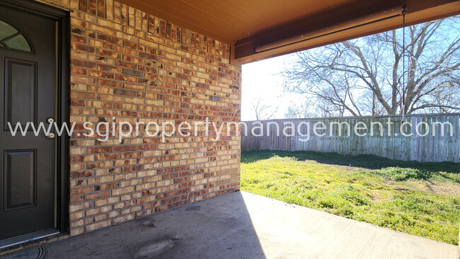 Building Photo - Fabulous half duplex