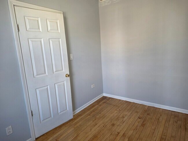 Building Photo - 1025 W Cullerton St