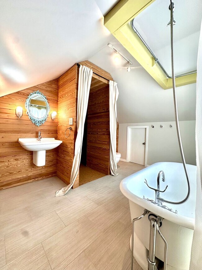 Building Photo - Charming Mid-Tulsa Home