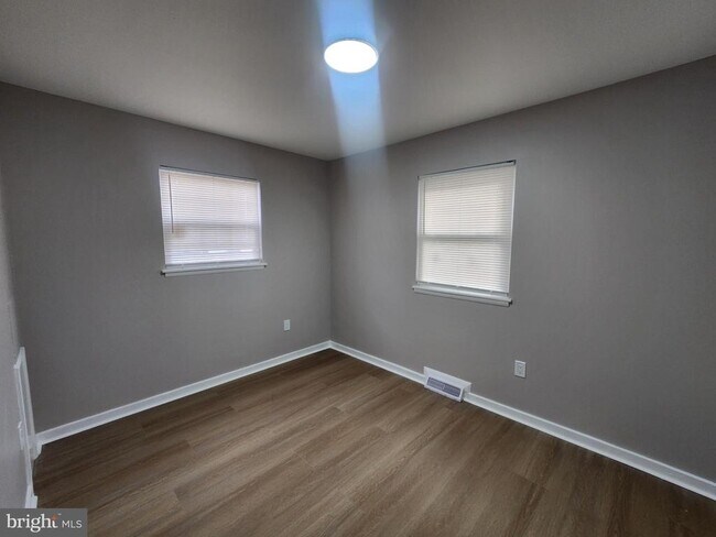 Building Photo - 1025 Kingsbury Rd