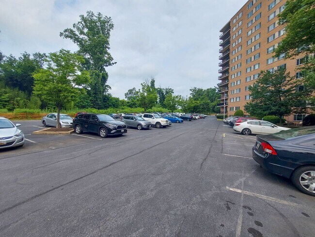 Building Photo - Spacious 1br/1bth Condo minutes from Downtown Silver Spring!