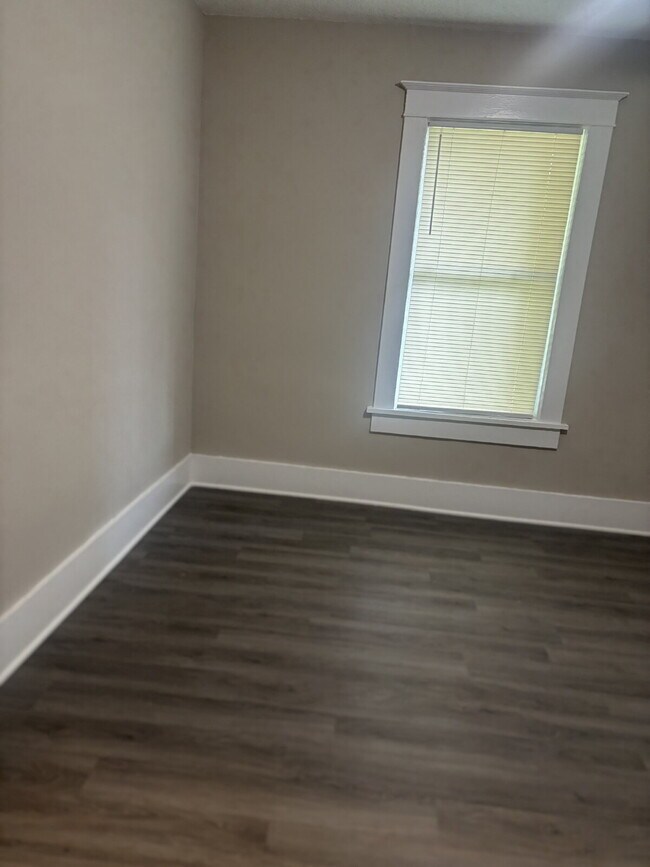 Building Photo - "Charming 3-Bedroom Home with Gleaming Hardwood Floors in Vibrant Memphis Neighborhood!"