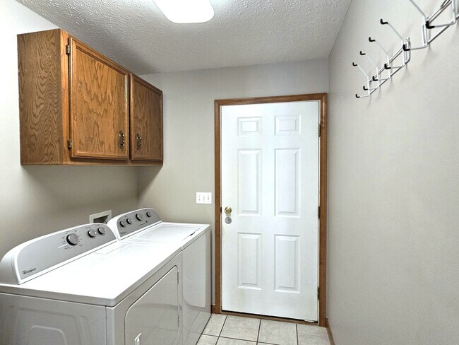Building Photo - 2802 Cronin Dr