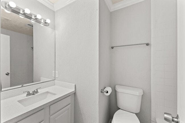 Building Photo - 14003 Vinehill Dr