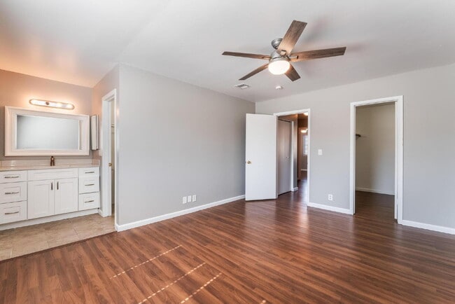 Building Photo - "Charming 3-Bed Oasis with 2 Full Baths in Vibrant Las Vegas - 1315 Sq Ft of Comfort!"