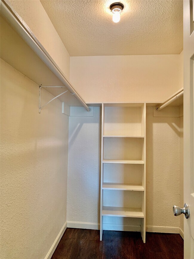Building Photo - 8100 Creekbend Dr