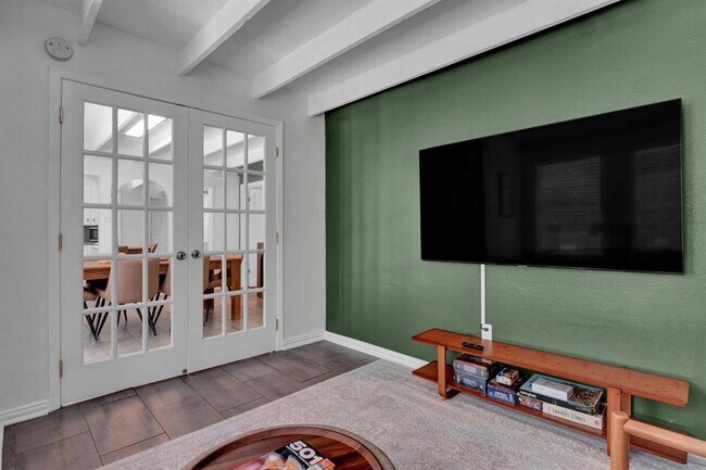 Building Photo - 211 Lessin Ln