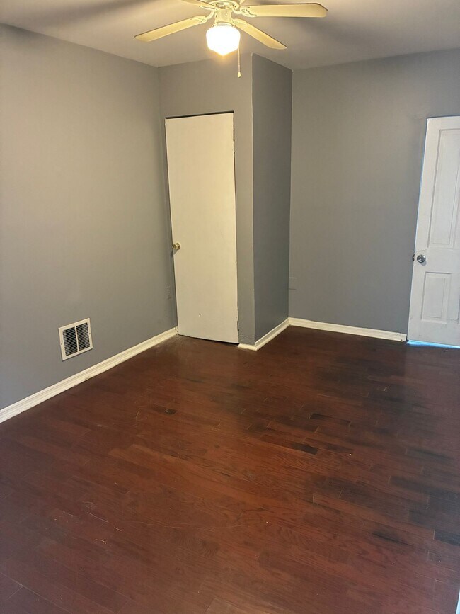 Building Photo - 2 bedroom and den