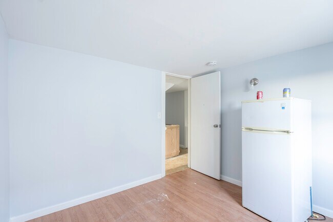 Building Photo - 140 McLean Ave