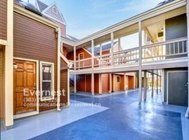 Building Photo - Stunning 2-Bedroom Condo with Flatiron Vie...