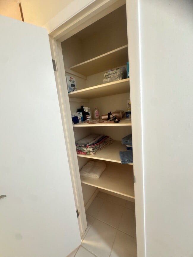 Building Photo - 19 Windy Point Rd