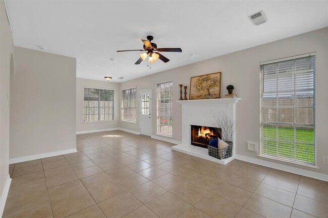 Building Photo - 1908 Oak Hollow Dr W