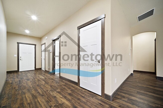 Building Photo - 3 Bedroom 2 Bathroom Home with Attached 3 Car Garage Available in Coeur d'Alene!