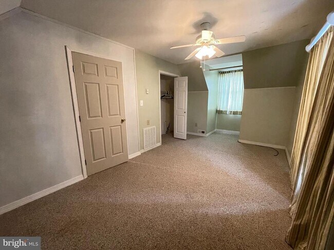 Building Photo - 588 Wakefield Dr