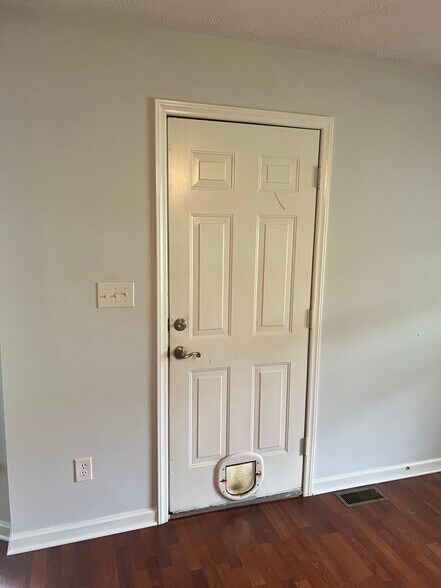 Building Photo - 400 Abbottswood Dr