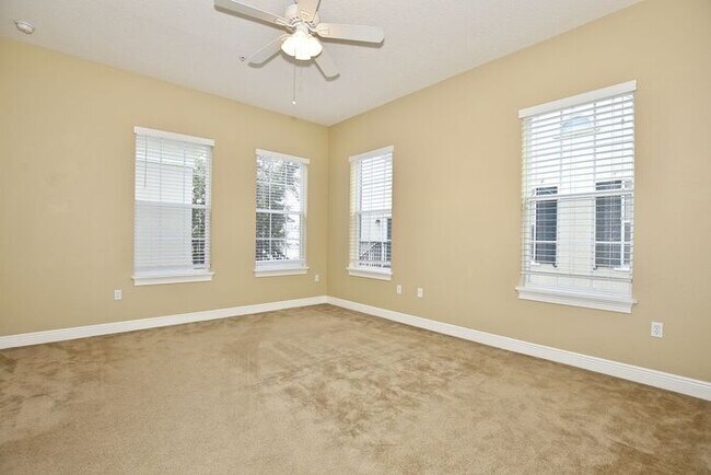 Building Photo - Stunning 3/2.5 Spacious Townhome with a 2 Car Garage Located in the Desirable Baldwin Park - Orla...