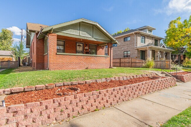Building Photo - Great two bed two bath bungalow for rent i...