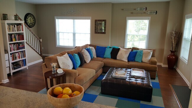 Building Photo - Robinson - LARGE 3 Bedroom End Unit House - Minutes from 376 W Robinson