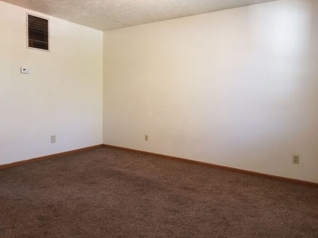 Building Photo - 2 Bedroom Upper Apartment