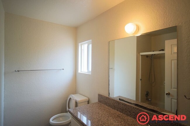 Building Photo - Lovely Home in East Bakersfield!