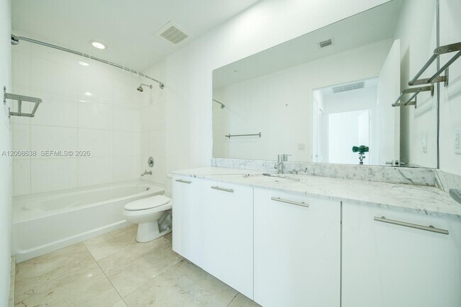 Building Photo - 950 Brickell Bay Dr