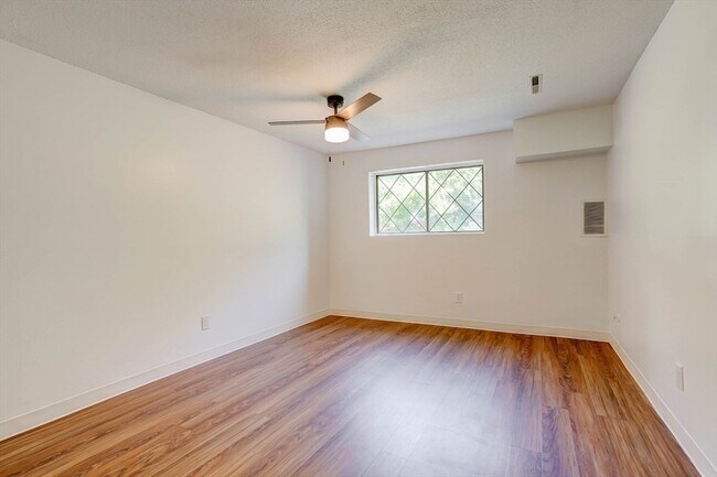 Building Photo - 7 Greenbriar Dr