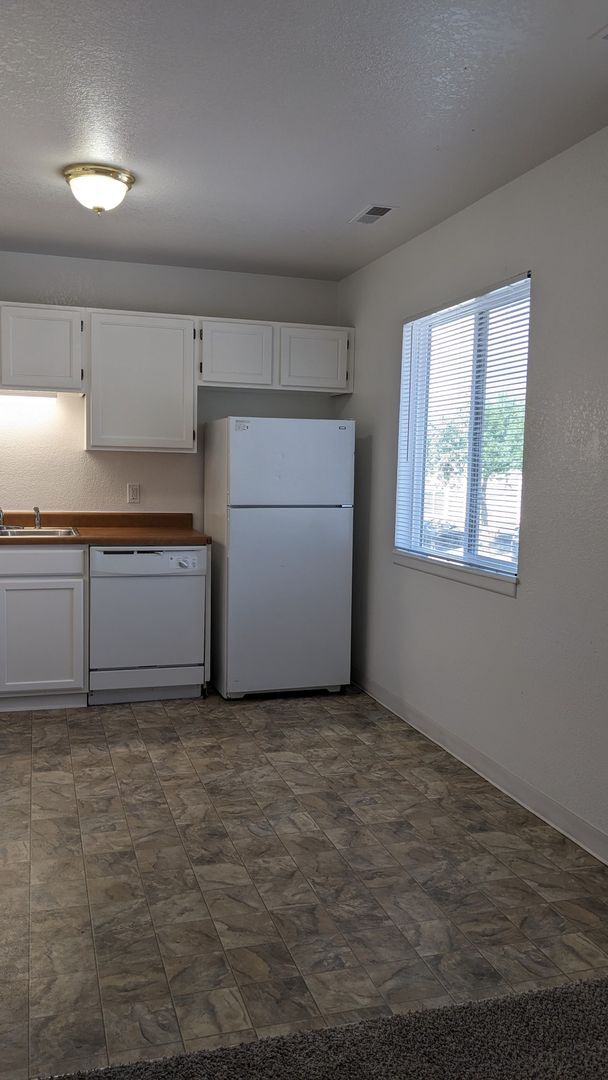 Building Photo - 3450 Cochran Dr