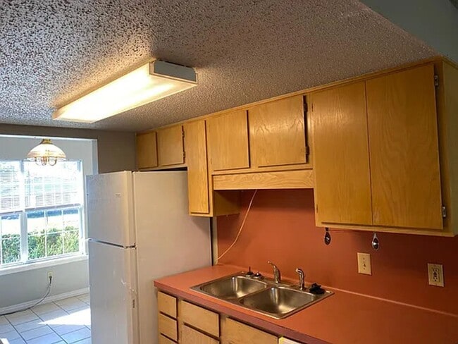 Building Photo - 2 Bedroom, 1.5 Bathroom, Two-Story Townhouse with fenced-in backyard in Farmington