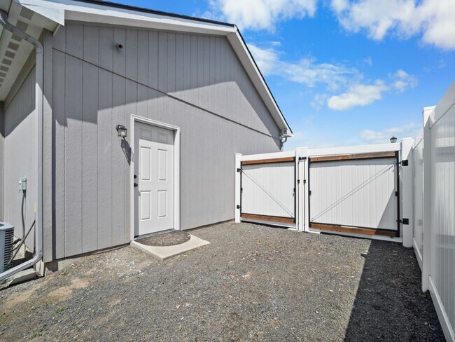 Building Photo - Beautiful home 5MILE/Big Yard & Garage (Furnished)