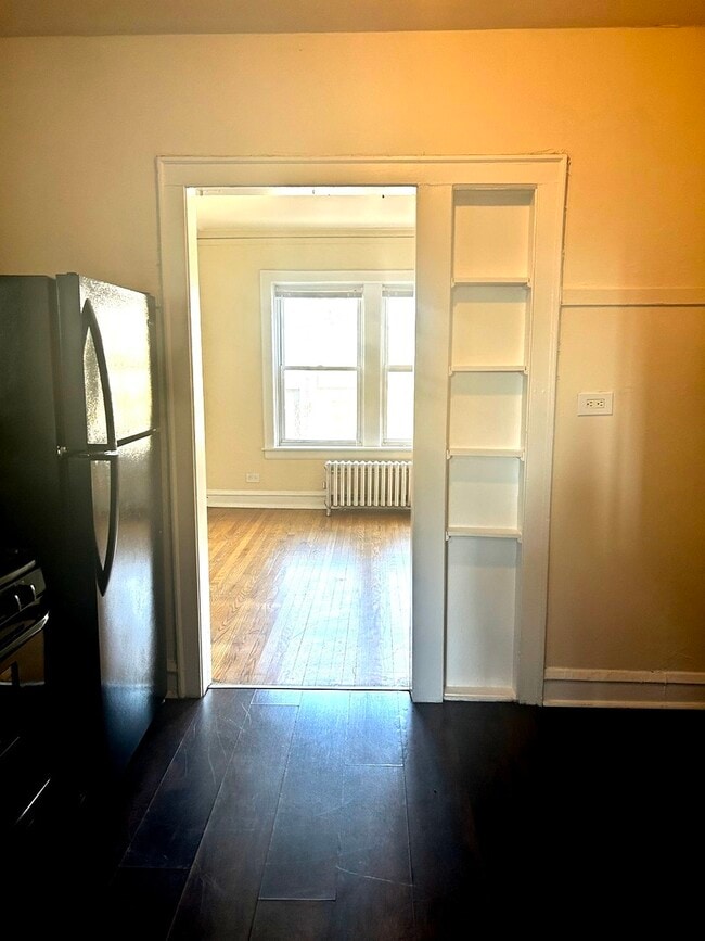 Building Photo - 5427 W Montrose Ave