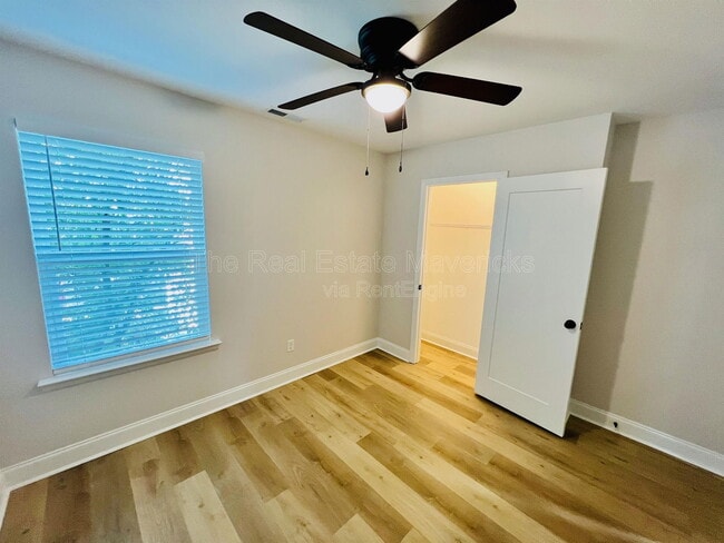 Building Photo - 1904 S Holly St