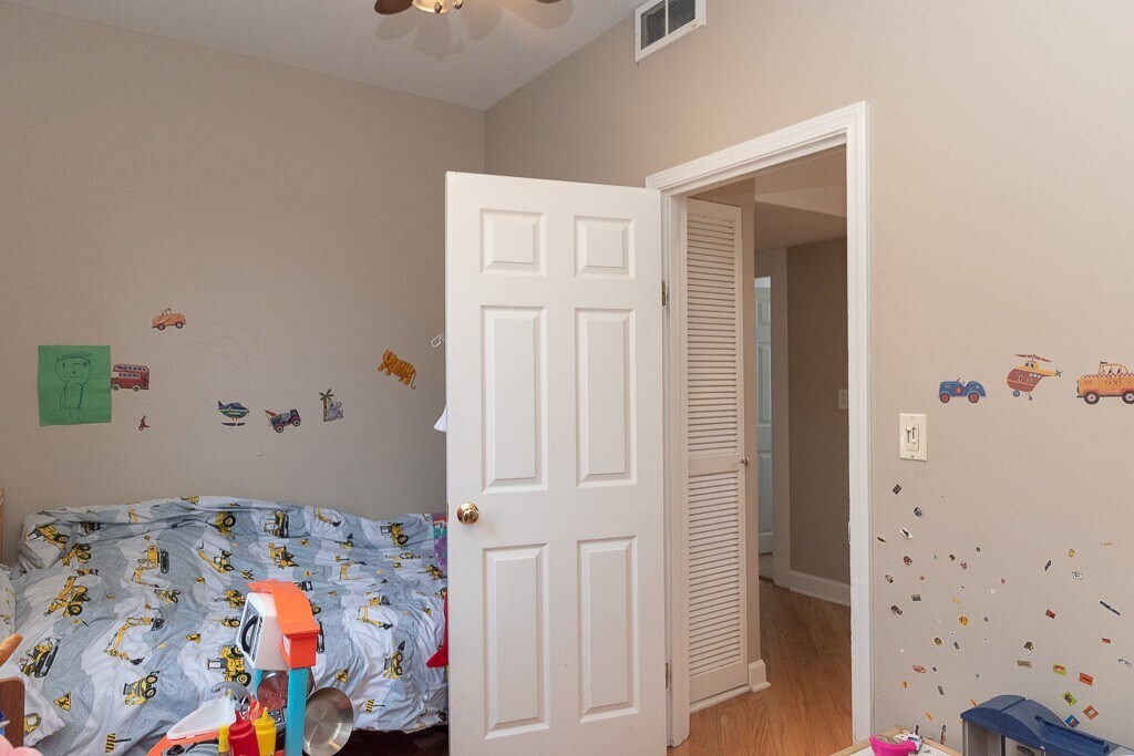 Building Photo - 3144 Oakley N Ave