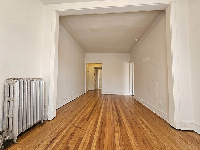 Building Photo - 709 W Cornelia Ave