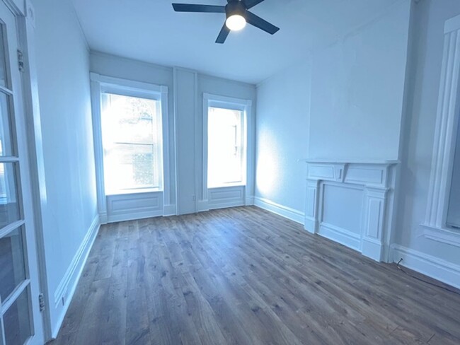 Building Photo - Fully Renovated 3 bed 2 bath Apartment