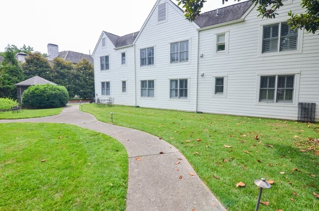 Building Photo - English Cottage in the heart of Belle Meade