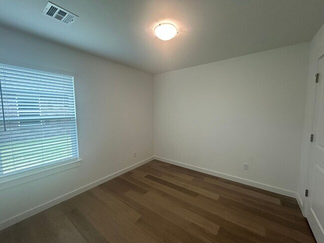 Building Photo - Great floorplan on a corner lot!