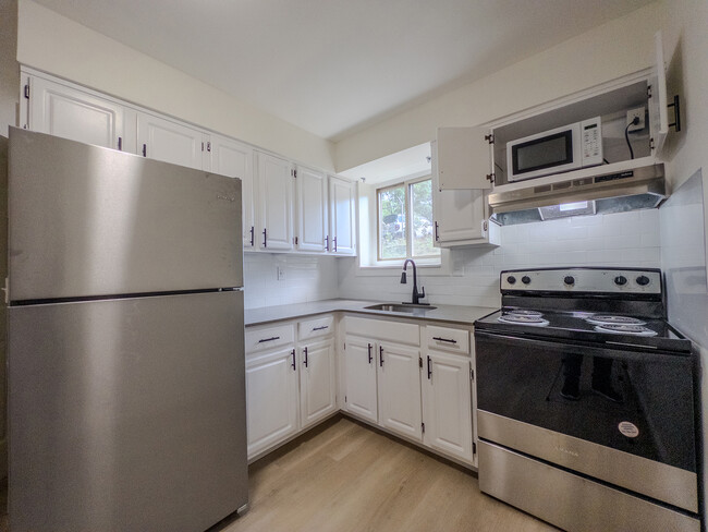 Kitchen - Meadowbrook Apartments