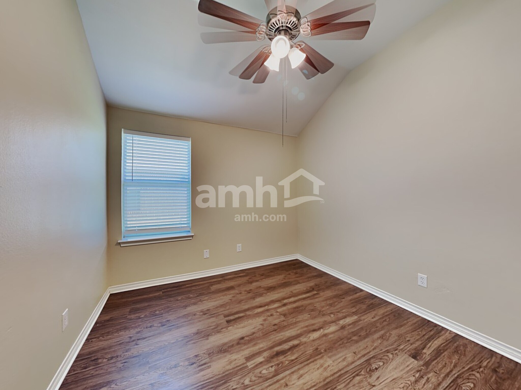 Building Photo - 3013 Lake Side Dr