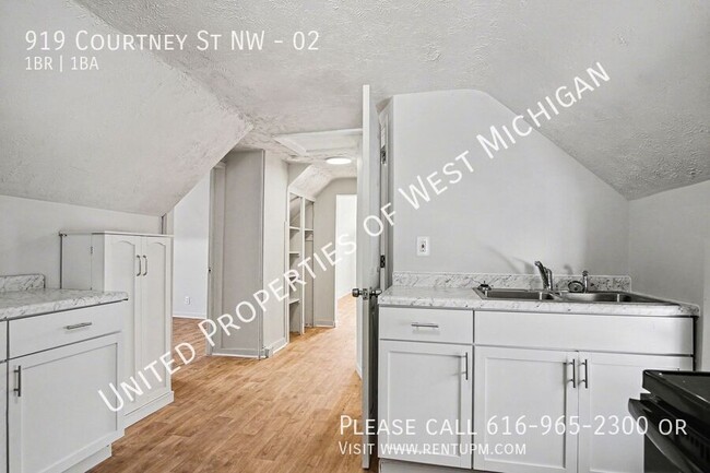 Building Photo - 919 Courtney St NW