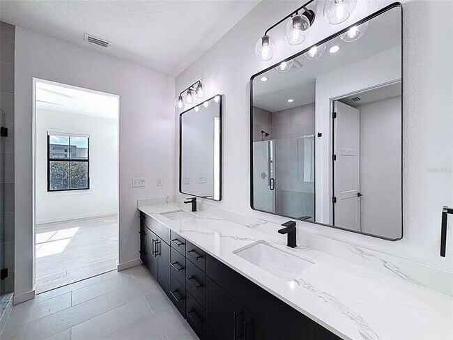 Building Photo - 1302 E Kay St