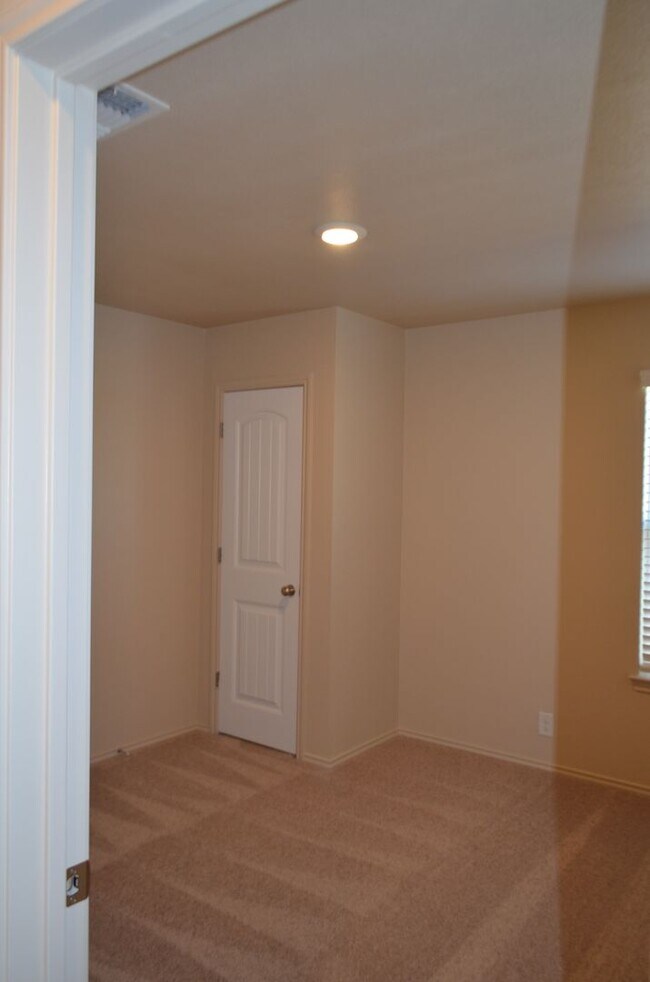 Building Photo - 1713 Clovis Dr
