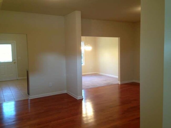 Building Photo - 331 Village Dr