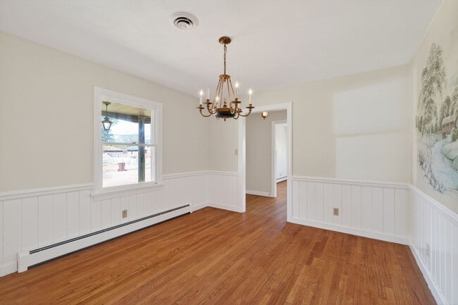 Building Photo - 2305 Lakewood Ln
