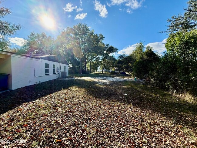 Building Photo - 1305 Flower Dr