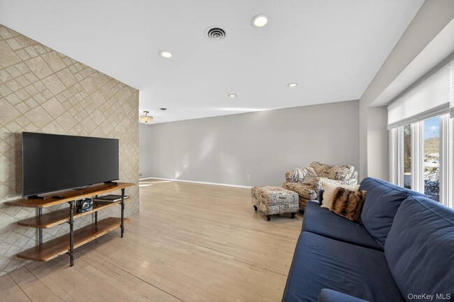 Building Photo - 10 Whitlock St