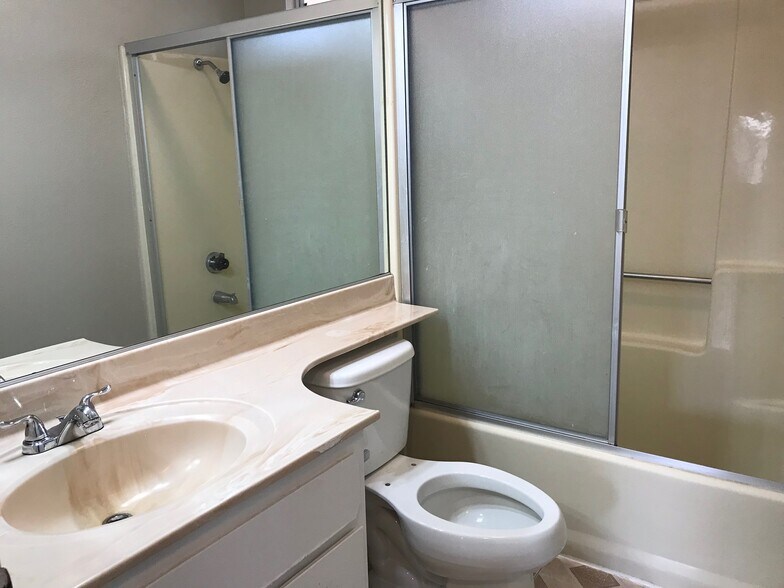 Hall Bathroom - 15756 Meseta Rd