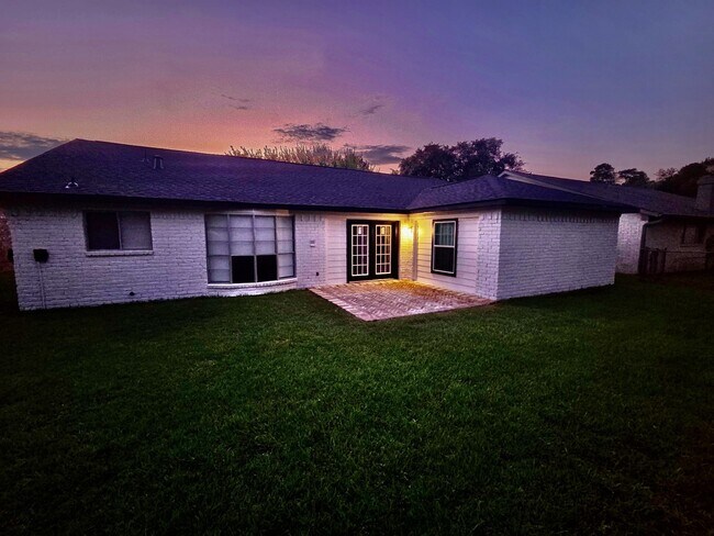 Building Photo - 15218 Falcon Ridge Dr